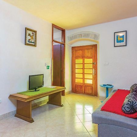 Pet Friendly Apartment In Porec With Wifi 외부 사진